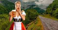 啤酒节女孩女服务员啤酒女人穿传统的巴伐利亚德国迪恩德尔十月啤酒节服务大杯子喝山背景