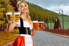 啤酒节女孩女服务员啤酒穿传统的巴伐利亚德国迪恩德尔服务大杯子喝户外十月啤酒节聚会，派对