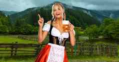 啤酒节女孩女服务员啤酒女人穿传统的巴伐利亚德国迪恩德尔十月啤酒节服务大杯子喝山背景女人指出