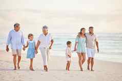 多一代家庭持有手走海滩混合比赛家庭孩子们父母爷爷奶奶享受夏天假期