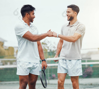 微笑少数民族网球球员给拳头碰撞拳头玩法院游戏适合运动员团队站手手势好运气玩有<strong>竞争力</strong>的体育匹配健康健身