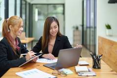 肖像亚洲女商人咨询开始市场营销计划满足客户办公室房间