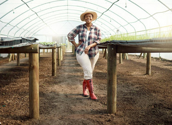 完整的身体年轻的农民花园肖像骄傲农民温室快乐非洲美国农民年轻的农民站花园农场员工站托儿所