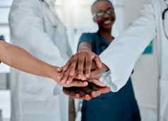 集团多样化的医生叠加手支持工作医院医疗专业人士加入手团结动机工作诊所