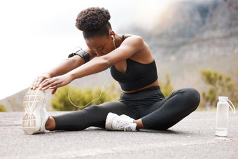 非洲美国女运动员非洲式发型听音乐耳机锻炼在户外自然专用的黑色的女人微笑气候变暖锻炼