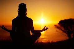 后视镜轮廓瑜伽女人冥想腿交叉户外实践远程自然考虑到人坐着平衡精神健康日落宁静Zen莲花构成