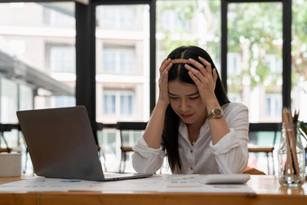 年轻的有吸引力的亚洲业务女人睡觉架上采取La2桌子上累了业务女人会计账单纸文件夹办公室累了年轻的业务女人移动PC