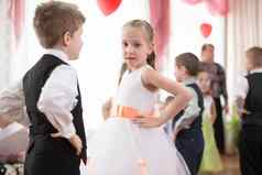 白俄罗斯高美尔3月幼儿园孩子们的假期日场男孩女孩跳舞华尔兹