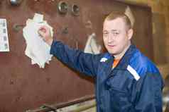 白俄罗斯高美尔4月工厂制造通风管道工作男人。工作计划植物工人写工作计划工作董事会