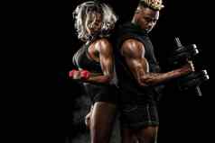健身夫妇运动员摆姿势黑色的背景健康的生活方式身体护理体育运动概念复制空间