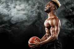 肖像美国黑人运动员篮球球员球黑色的背景适合年轻的男人。运动服装持有球