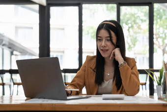 肖像亚洲业务女人<strong>支付</strong>账单在线移动PC办公室美丽的女孩电脑支票簿快乐<strong>支付</strong>账单启动业务金融计算账户概念