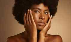 肖像美丽的非洲美国女人非洲式发型摆姿势工作室触碰脸手异国情调的强大的黑色的女人感觉自信显示完美的健康的皮肤