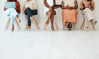 集团女商人坐着椅子<strong>墙</strong>办公室<strong>科技</strong>工作腿商人坐着椅子行工作技术