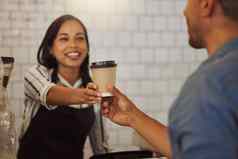 咖啡师给客户杯咖啡客户收集咖啡店订单女商人给客户订单企业家给客户杯茶