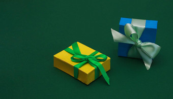 美丽的五彩缤纷的礼物盒子绿色纸背景