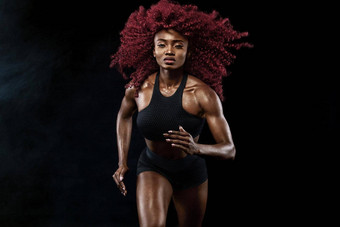 强大的运动女短跑运动员运行日出穿运动服装健身体育运动动机概念复制空间