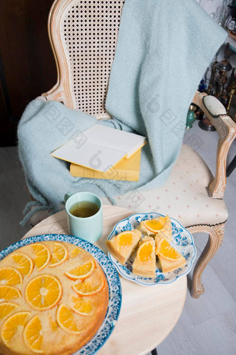 阅读热茶橙色馅饼舒适的共鸣温暖的首页大气
