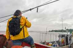 拉丁渔夫雨衣检查天气预测细胞电话前船