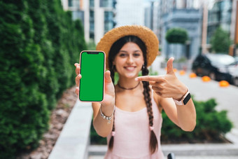 女人显示现代智能手机绿色屏幕更换