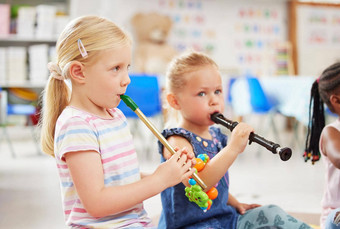 玩仪器美妙的感觉经验孩子们学习音乐的仪器类