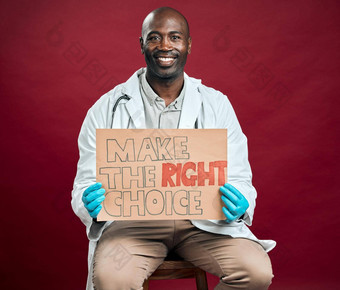 非洲美国科维德<strong>医生</strong>持有显示<strong>海报</strong>肖像微笑黑色的<strong>医生</strong>孤立的红色的工作室背景Copyspace男人。促进鼓励电晕疫苗标志