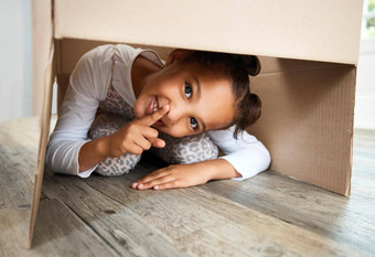 肖像可爱的拉美裔女孩玩纸板盒子公寓可爱的混合比赛女孩隐藏盒子微笑房子<strong>搬迁</strong>移动一天大家庭