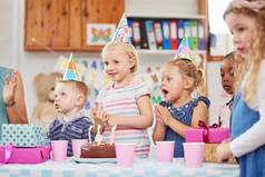爱类方学前教育孩子们庆祝生日类
