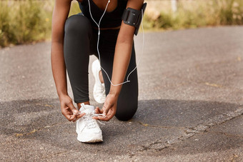 <strong>非洲</strong>美国女运动员系鞋带开始户外锻炼专用的黑色的女人听<strong>音乐</strong>准备运行健康健身生活方式