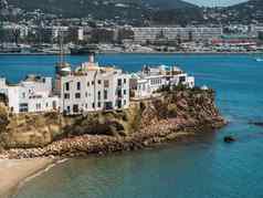 视图海白色房子岩石阳光明媚的一天港口伊比沙岛巴利阿里群岛岛屿西班牙