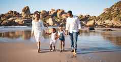 快乐年轻的非洲美国家庭孩子们持有手有趣的走海滩爱的父母享受假期快乐的女儿儿子