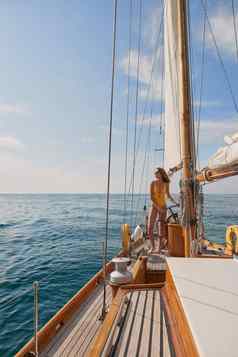 内容年轻的女人黄色的泳衣海洋操舵船巡航年轻的女人黄色的泳衣操舵船假期巡航意大利女人操舵船海洋