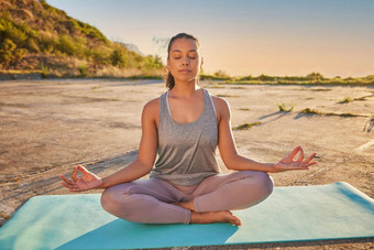完整的长度瑜伽女人冥想腿交叉<strong>户外实践</strong>远程自然混合比赛考虑到活跃的人坐着平衡精神健康年轻的拉美裔宁静Zen