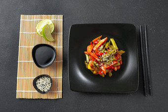 烤蔬菜红烧的酱汁亚洲蔬菜甜蜜的酸酱汁亚洲街食物传统的日本中国人厨房泰国蔬菜炸酱汁黑色的板黑暗背景