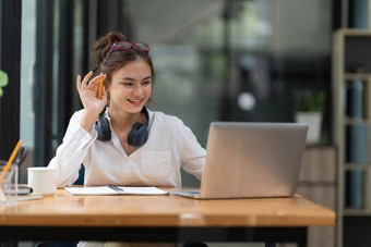 肖像女人<strong>视频</strong>调用朋友在线闲谈，<strong>聊天</strong>应用程序女人移动PC电脑<strong>视频</strong>闲谈，<strong>聊天</strong>应用程序