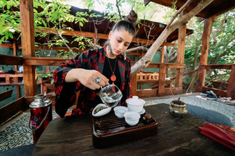 茶仪式女人倒水茶碗