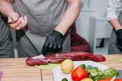 生牛肉肉牛排准备生牛肉切片准备肉烹饪牛排烹饪主类生肉黑色的板
