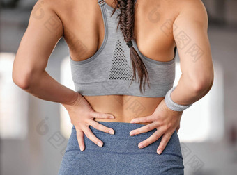 特写镜头高加索人女人持有痛较低的回来锻炼健身房女运动员痛<strong>苦</strong>痛<strong>苦</strong>的脊柱受伤骨折联合发炎肌肉锻炼<strong>苦苦</strong>挣扎的僵硬的身体抽筋导致不舒服