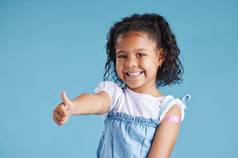 快乐接种疫苗孩子显示拇指石膏手臂疫苗注射站蓝色的工作室背景广告疫苗接种冠状病毒孩子immunisation