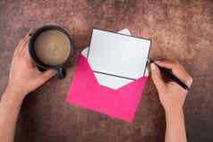 手女人笔空白纸信封咖啡杯木背景女商人喝写作至关重要的消息业务信