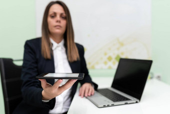 女商人持有平板电脑手腿上前桌子上女人展示重要的数据电话屏幕坐着执行桌子上显示的想法
