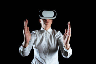 女商人穿虚拟现实护目镜享受模拟器优雅的女人未来主义的小工具手势展示现代创新技术