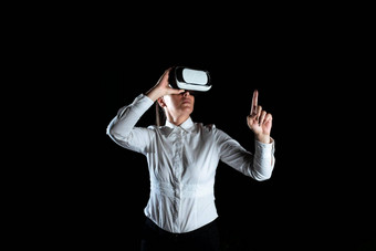 女专业穿虚拟现实耳机手势享受模拟器优雅的女商人展示现代技术未来主义的小工具