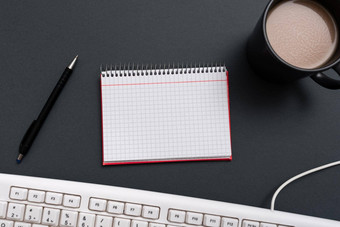 笔记本重要的消息桌子上咖啡笔键盘crutial信息垫表格杯铅笔晚些时候更新提出了