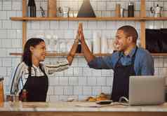 业务合作伙伴高快乐的同事们激励商店餐厅主人合作庆祝企业家庆祝咖啡店成功