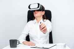 女商人穿虚拟现实护目镜学习专业技能未来主义的模拟女人持有笔坐着桌子上现代培训