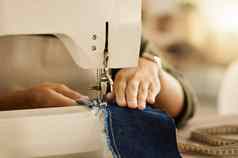特写镜头手裁缝缝纫机时尚设计师缝纫牛仔布织物机裁缝缝纫机有创意的企业家缝合一块材料