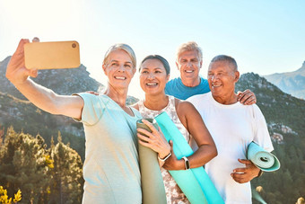 集团活跃的老年人摆姿势自拍视频调用阳光明媚的一天山视图背景快乐多样化的退休人员采取照片集团瑜伽会话生活健康的活跃的生活方式