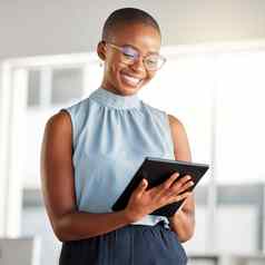 年轻的快乐的非洲美国女商人工作数字平板电脑工作快乐黑色的女人微笑社会媒体数字平板电脑商人检查电子邮件数字平板电脑