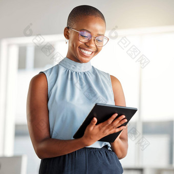 年轻的快乐的非洲美国女商人工作数字<strong>平板</strong>电脑工作快乐黑色的女人<strong>微笑</strong>社会媒体数字<strong>平板</strong>电脑商人检查电子邮件数字<strong>平板</strong>电脑